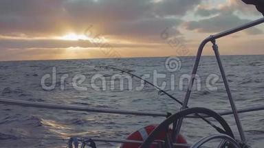 在风景如画的夕阳下，<strong>鱼儿</strong>从游艇上游来游去